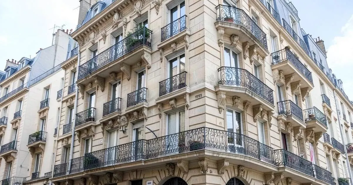 Façades d’immeubles anciens du centre-ville à La Rochelle